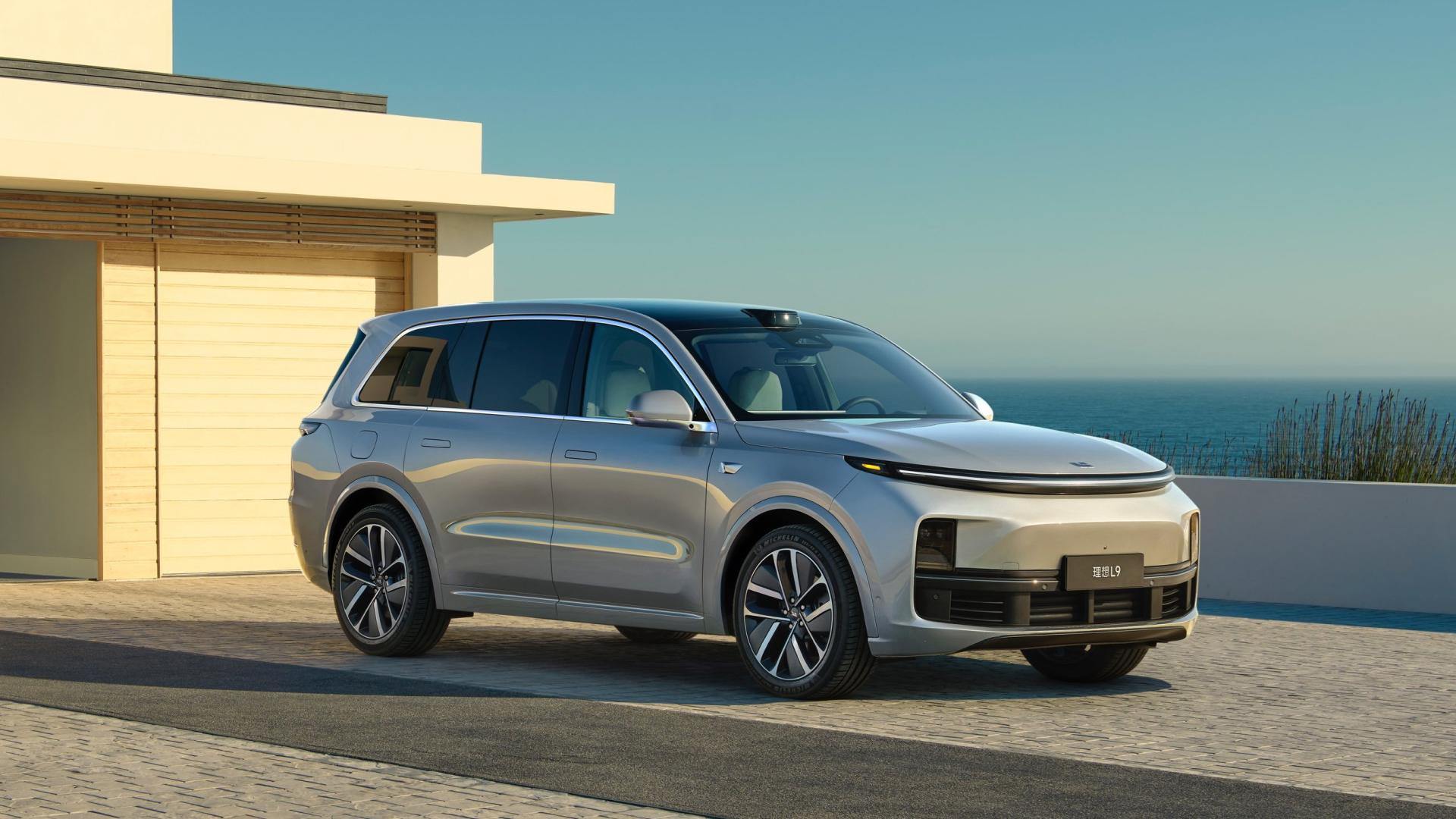 Система помощи водителю — {{ model.driving_assistance[selectedAdasIndex].title }}